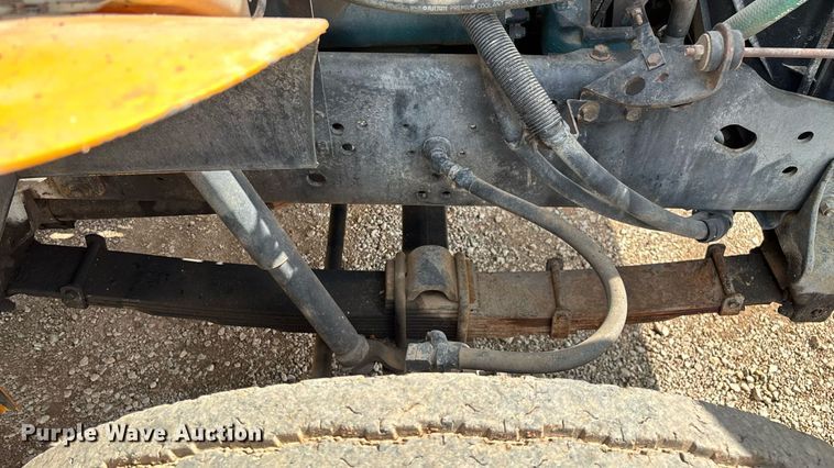 image for item EN5552 1992 International 4700 flatbed truck