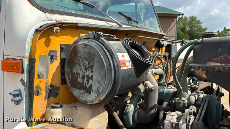 image for item EN5552 1992 International 4700 flatbed truck