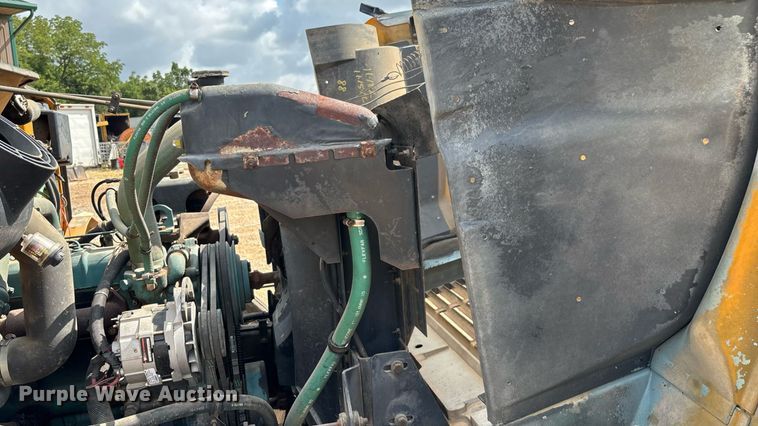 image for item EN5552 1992 International 4700 flatbed truck