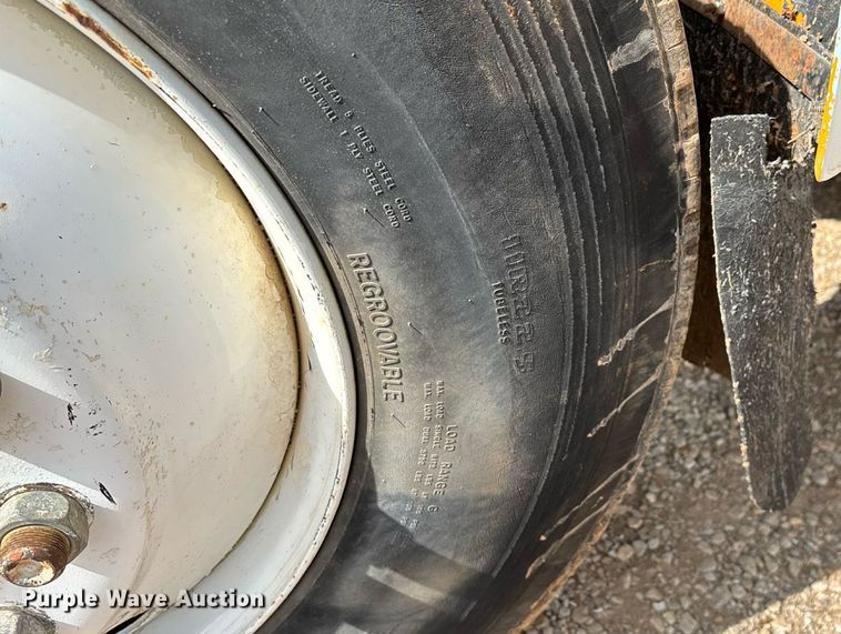 image for item EN5552 1992 International 4700 flatbed truck