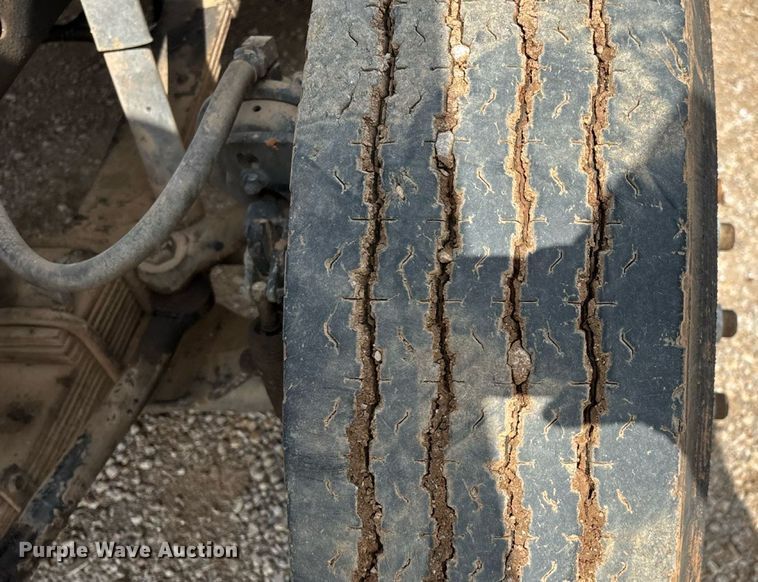 image for item EN5552 1992 International 4700 flatbed truck