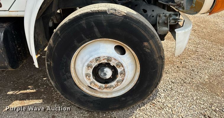 image for item EN5552 1992 International 4700 flatbed truck