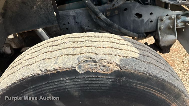 image for item EN5552 1992 International 4700 flatbed truck