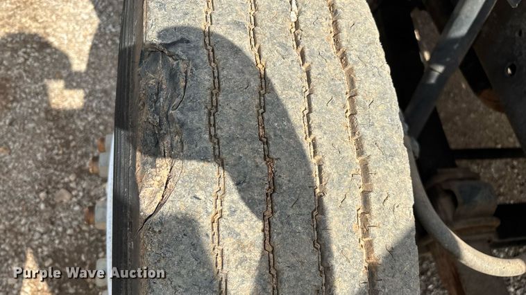 image for item EN5552 1992 International 4700 flatbed truck