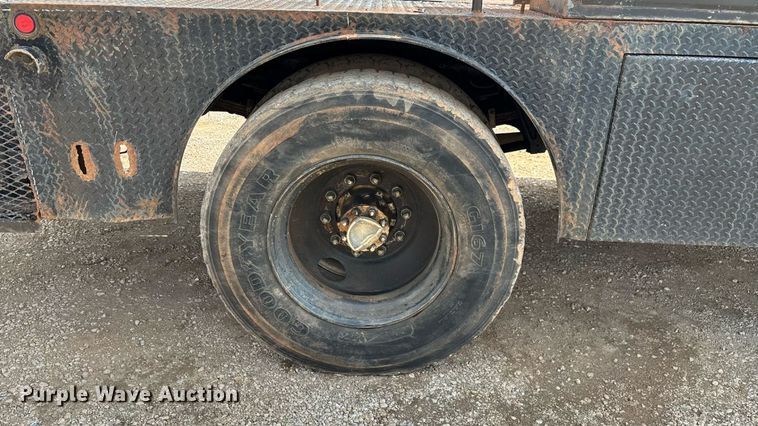 image for item EN5552 1992 International 4700 flatbed truck