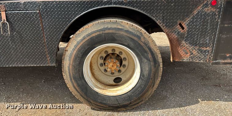 image for item EN5552 1992 International 4700 flatbed truck