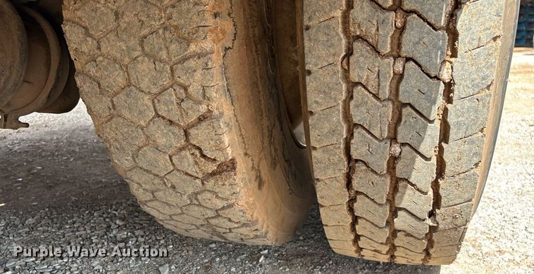 image for item EN5552 1992 International 4700 flatbed truck