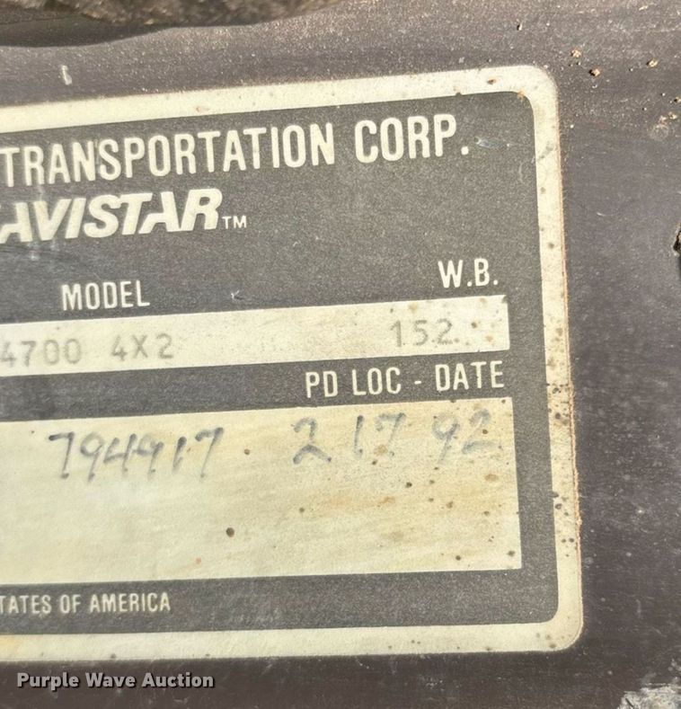 image for item EN5552 1992 International 4700 flatbed truck