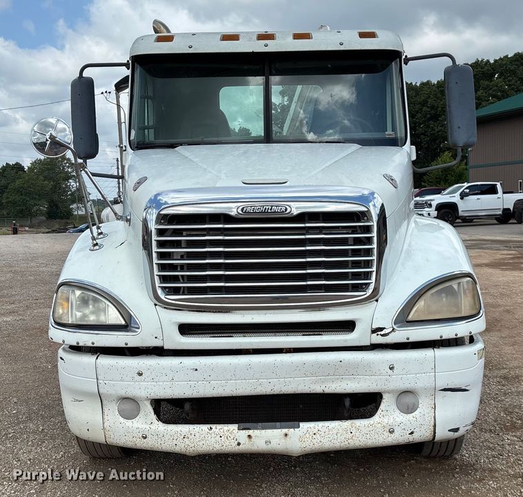 image for item EN5553 2007 Freightliner Columbia semi truck