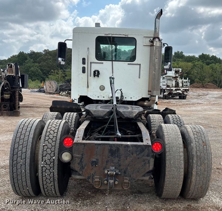 image for item EN5553 2007 Freightliner Columbia semi truck