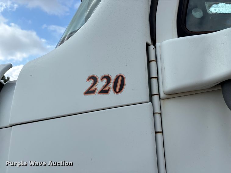 image for item EN5553 2007 Freightliner Columbia semi truck