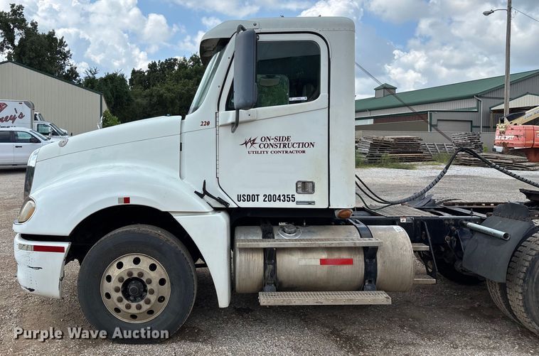 image for item EN5553 2007 Freightliner Columbia semi truck