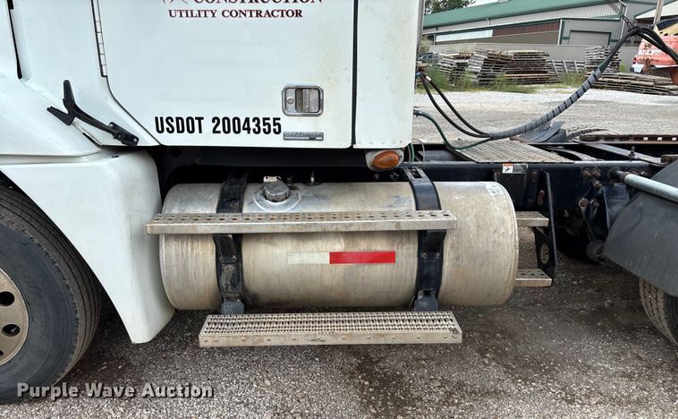 image for item EN5553 2007 Freightliner Columbia semi truck