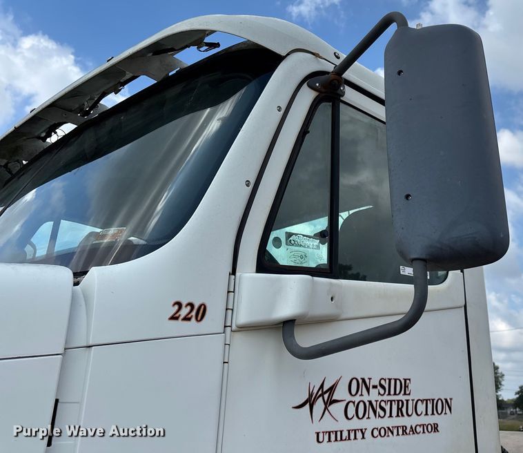 image for item EN5553 2007 Freightliner Columbia semi truck