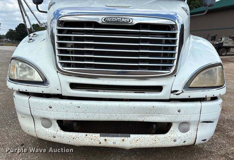 image for item EN5553 2007 Freightliner Columbia semi truck