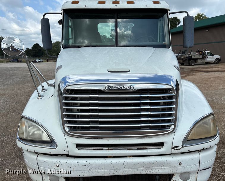 image for item EN5553 2007 Freightliner Columbia semi truck