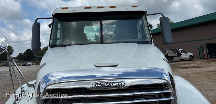 image for item EN5553 2007 Freightliner Columbia semi truck
