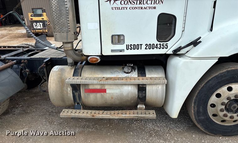 image for item EN5553 2007 Freightliner Columbia semi truck