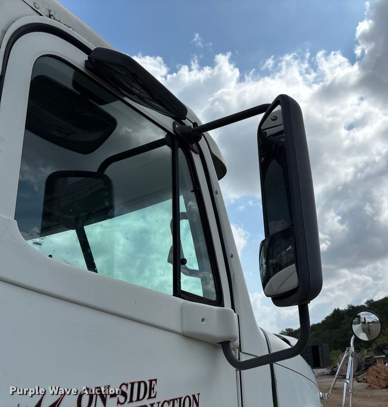 image for item EN5553 2007 Freightliner Columbia semi truck