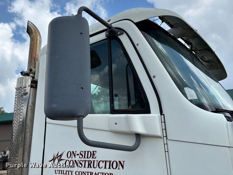 image for item EN5553 2007 Freightliner Columbia semi truck