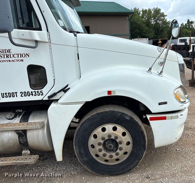 image for item EN5553 2007 Freightliner Columbia semi truck