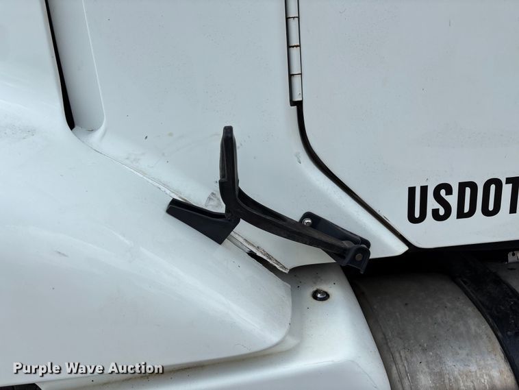 image for item EN5553 2007 Freightliner Columbia semi truck