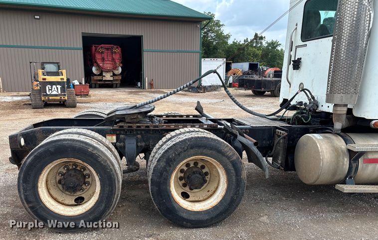 image for item EN5553 2007 Freightliner Columbia semi truck