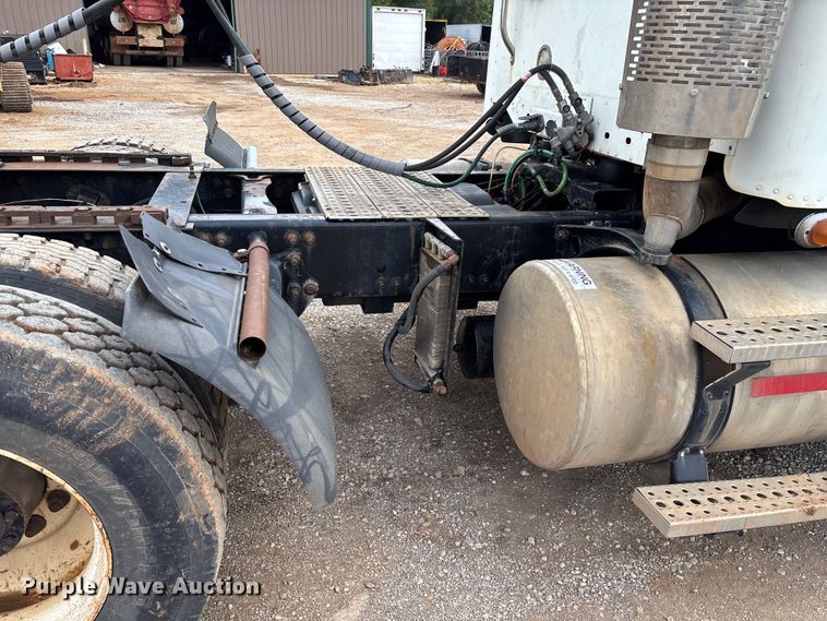 image for item EN5553 2007 Freightliner Columbia semi truck