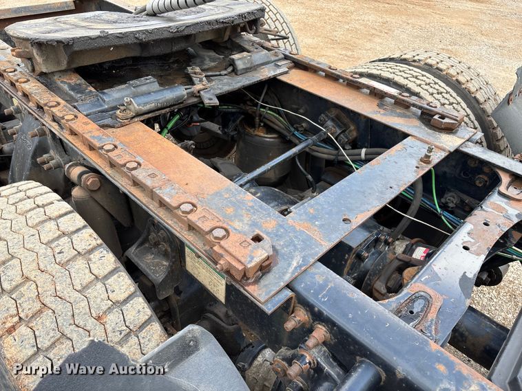 image for item EN5553 2007 Freightliner Columbia semi truck