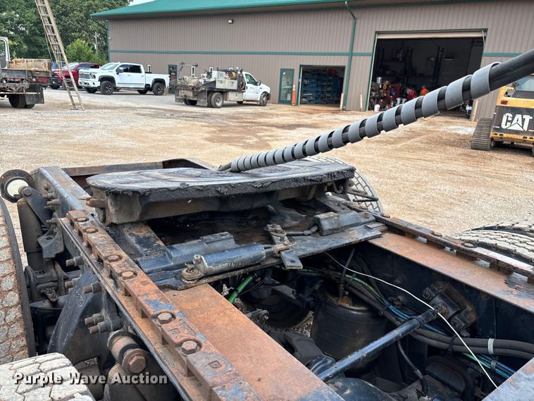 image for item EN5553 2007 Freightliner Columbia semi truck