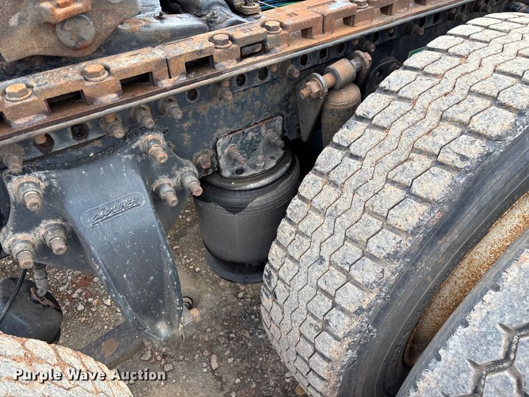 image for item EN5553 2007 Freightliner Columbia semi truck