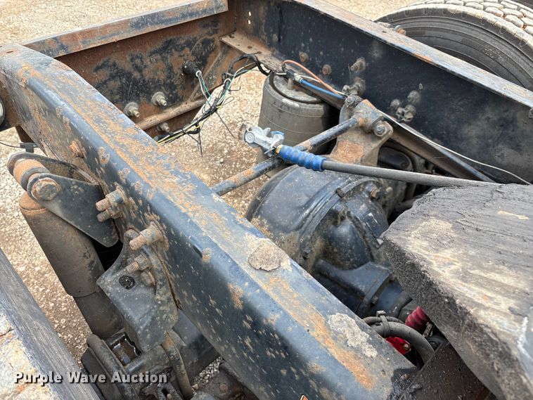 image for item EN5553 2007 Freightliner Columbia semi truck