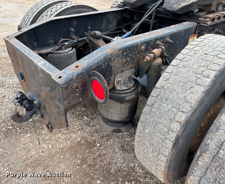 image for item EN5553 2007 Freightliner Columbia semi truck