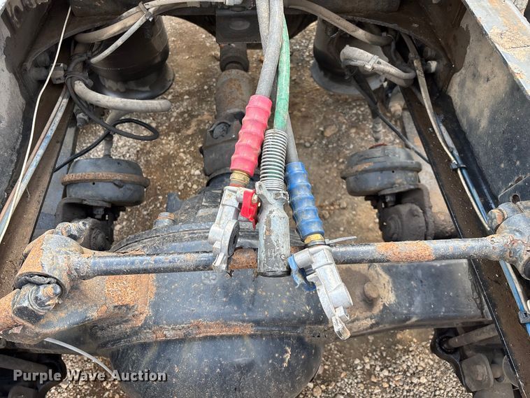 image for item EN5553 2007 Freightliner Columbia semi truck