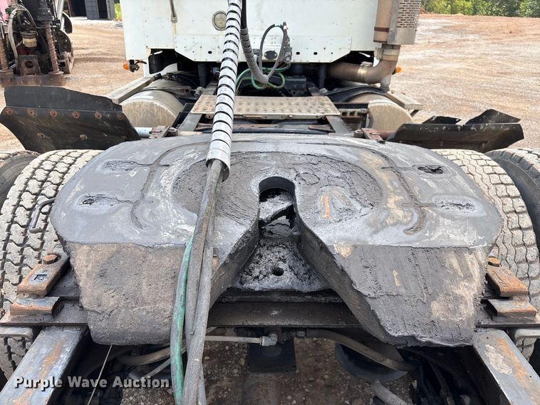 image for item EN5553 2007 Freightliner Columbia semi truck