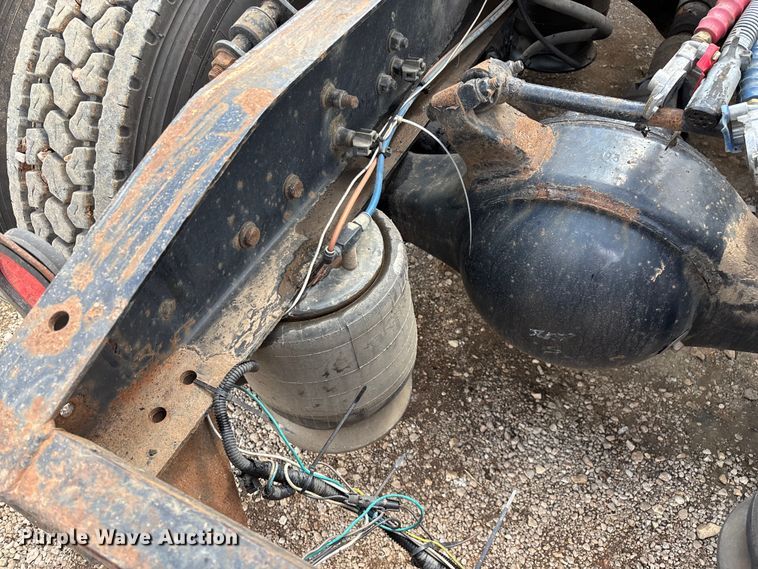 image for item EN5553 2007 Freightliner Columbia semi truck