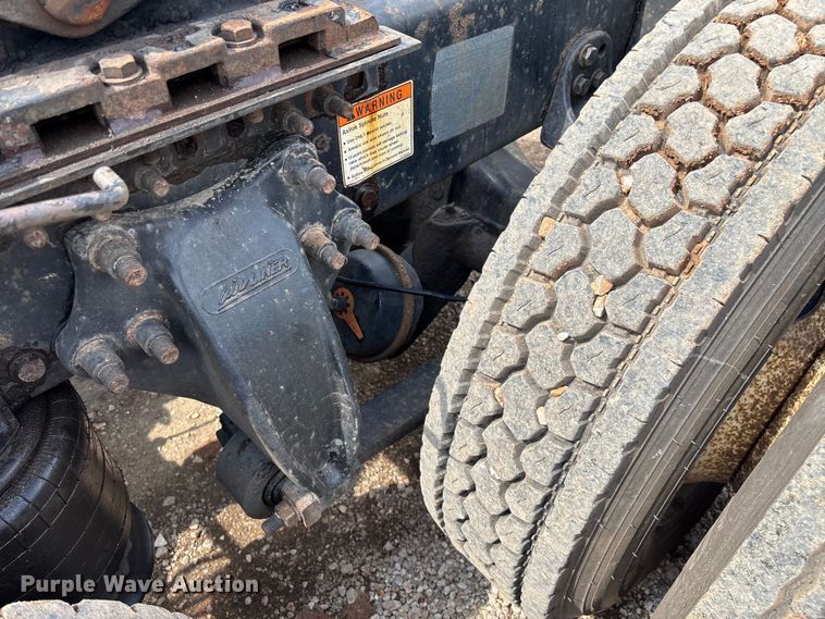 image for item EN5553 2007 Freightliner Columbia semi truck