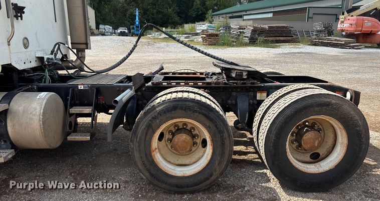 image for item EN5553 2007 Freightliner Columbia semi truck