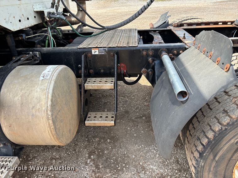 image for item EN5553 2007 Freightliner Columbia semi truck