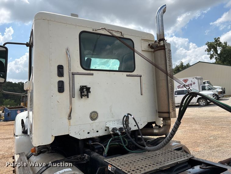 image for item EN5553 2007 Freightliner Columbia semi truck