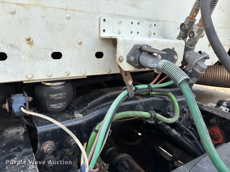 image for item EN5553 2007 Freightliner Columbia semi truck