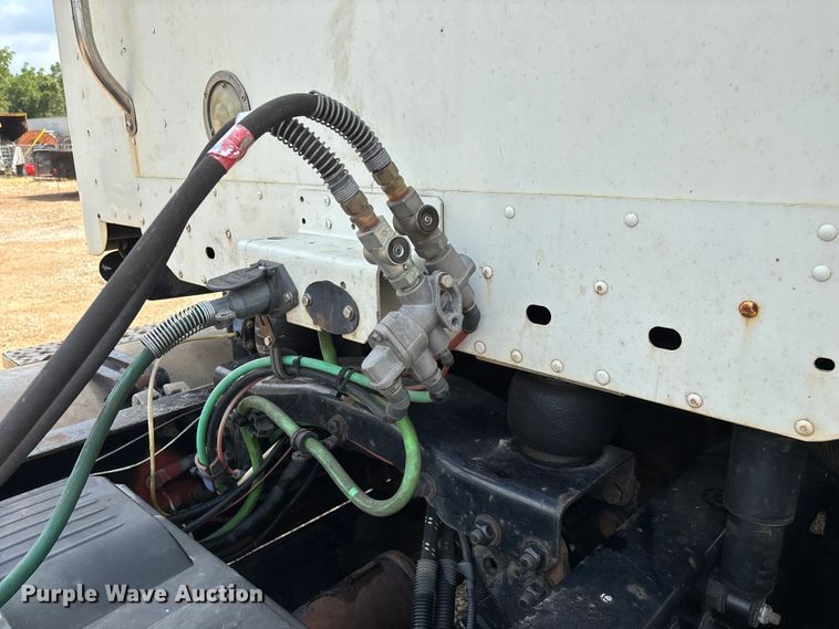 image for item EN5553 2007 Freightliner Columbia semi truck