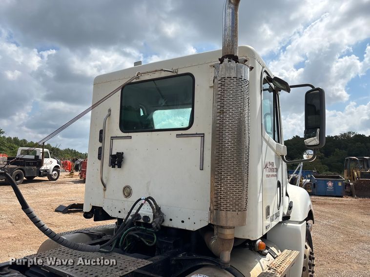 image for item EN5553 2007 Freightliner Columbia semi truck