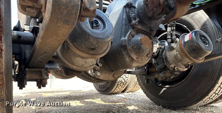 image for item EN5553 2007 Freightliner Columbia semi truck