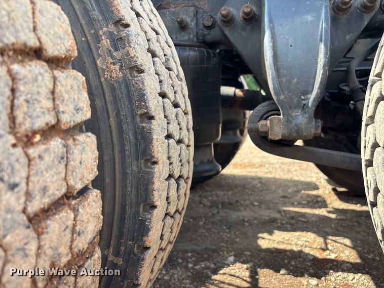 image for item EN5553 2007 Freightliner Columbia semi truck