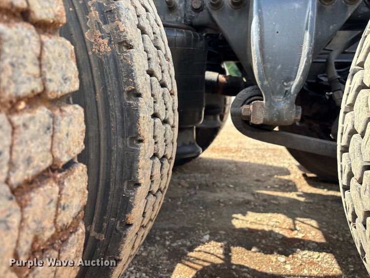 image for item EN5553 2007 Freightliner Columbia semi truck