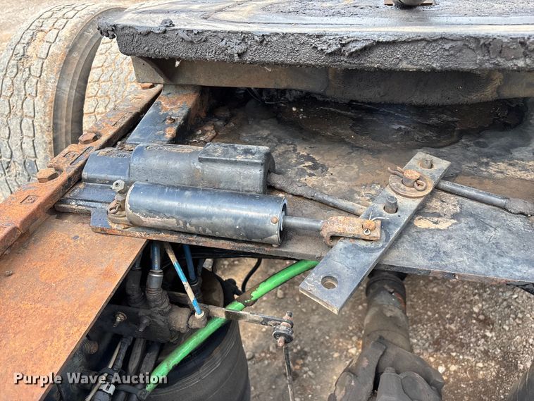 image for item EN5553 2007 Freightliner Columbia semi truck