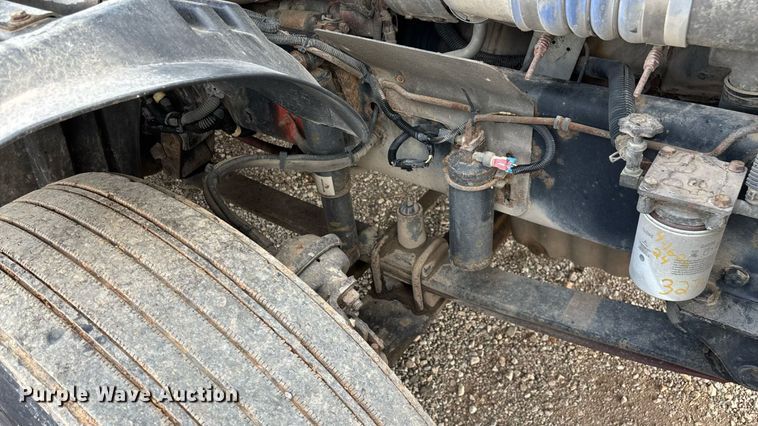 image for item EN5553 2007 Freightliner Columbia semi truck