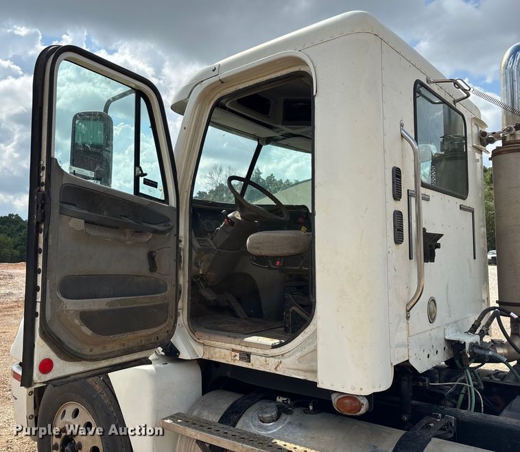 image for item EN5553 2007 Freightliner Columbia semi truck