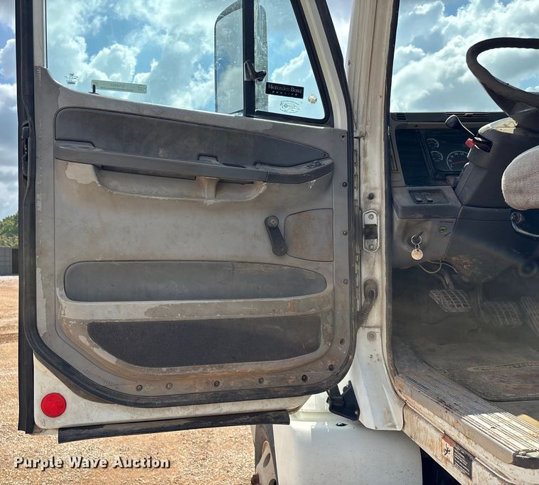 image for item EN5553 2007 Freightliner Columbia semi truck